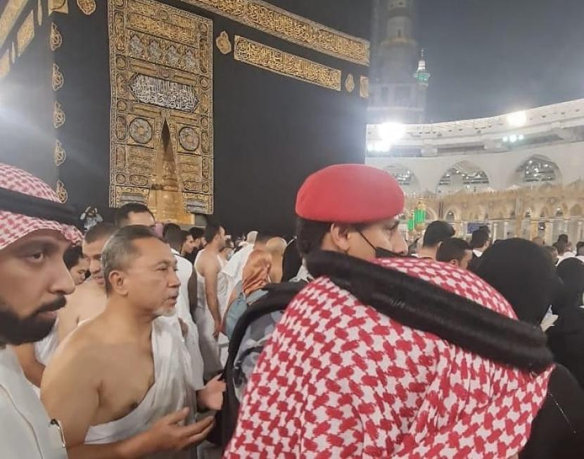 Menteri Perdagangan Zulkifli Hasan (kiri) saat melaksanakan umrah di sela kunjungan kerja ke Arab Saudi, Sabtu (21/1/2023).