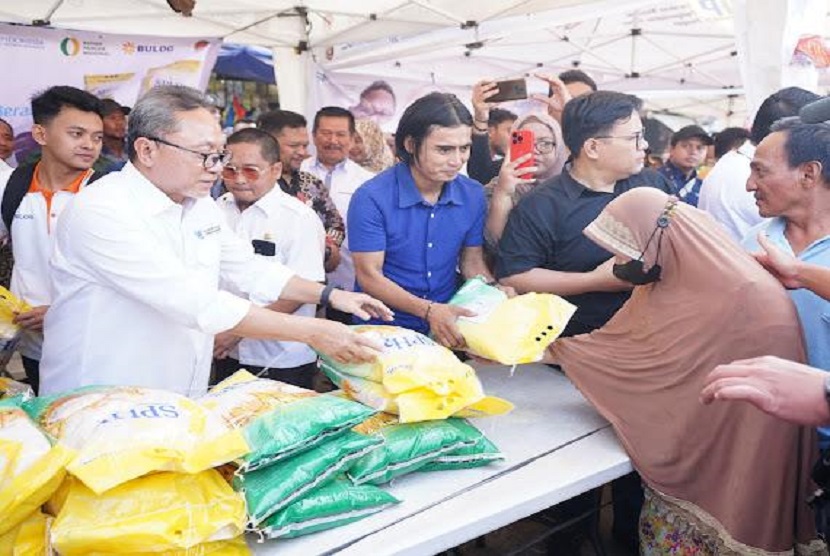 Menteri Perdagangan Zulkifli Hasan melakukan tinjauan ke Pasar Natar, Lampung Selatan. Dalam kesempatan itu ia juga meninjau bazar murah yang menjual beberapa bahan pokok dengan harga miring.