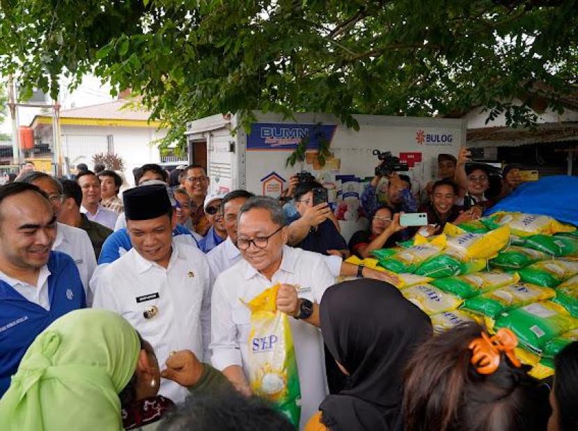 Menteri Perdagangan Zulkifli Hasan memberikan bantuan beras gratis kepada masyarakat.