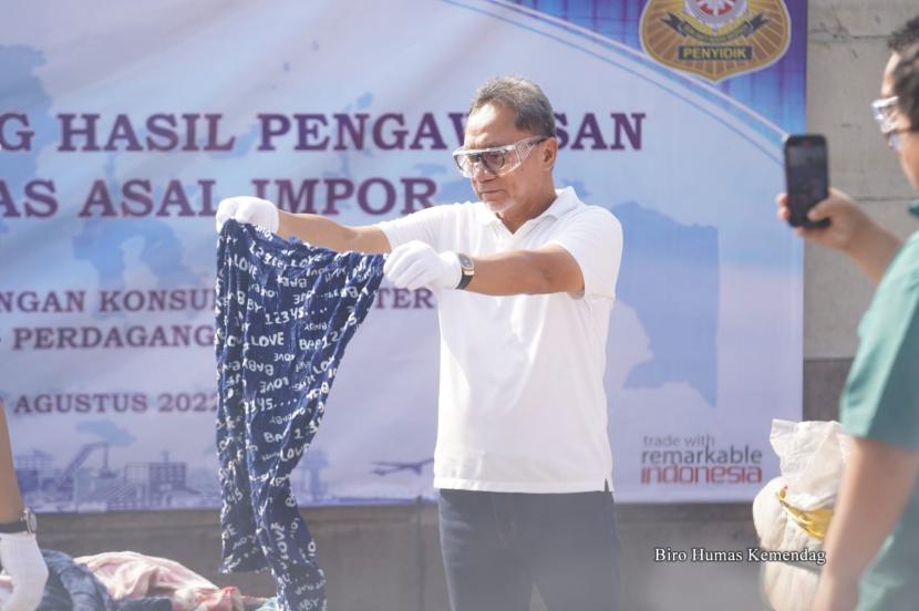 Menteri Perdagangan Zulkifli Hasan memusnahkan secara simbolis pakaian bekas impor di kawasan pergudangan Gracia di Kabupaten Karawang, Jawa Barat, Jumat (12/8/2022).