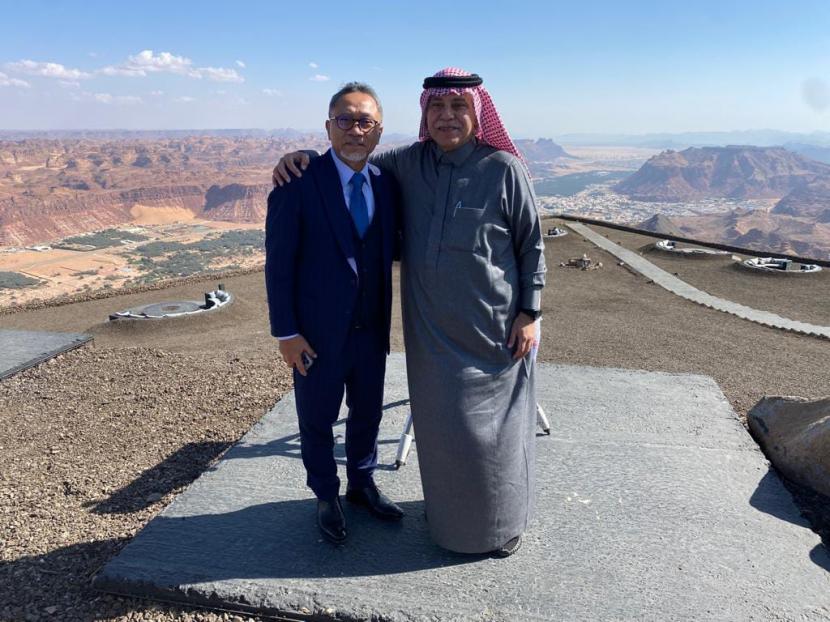Menteri Perdagangan Zulkifli Hasan (kiri) menggelar pertemuan bilateral dengan Mendag Arab Saudi di Al Ula, Ahad 922/1/2023).