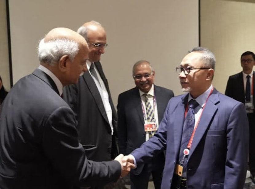 Menteri Perdagangan Zulkifli Hasan (kanan) menggelar pertemuan dengan Direktur Jenderal  Konfederasi Industri India (The Confederation of Indian Industry/CII) Candrajeet Banarje di sela pertemuan Konferensi Tingkat Tinggi (KTT) G20 di Bali, Senin (14/11/2022)