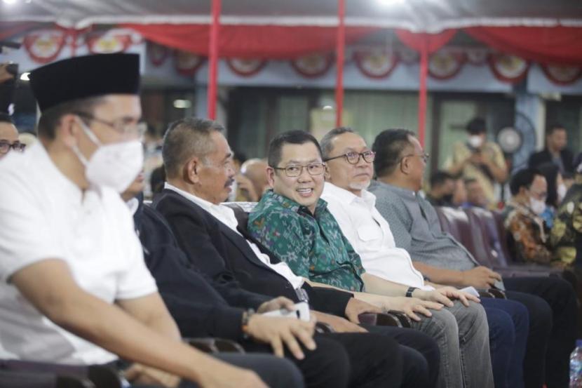 Menteri Perdagangan Zulkifli Hasan (baju putih) mengukuhkan Executive Chairman MNC Group Hary Tanoesoedibjo (baju biru) sebagai Ketua Dewan Pakar Apmiso Nusantara.
