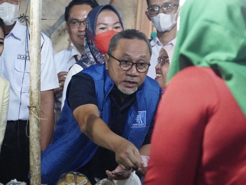 Menteri Perdagangan Zulkifli Hasan meninjau harga kebutuhan pokok di Pasar Natar, Lampung Selatan, Lampung, Rabu (28/12/2022).