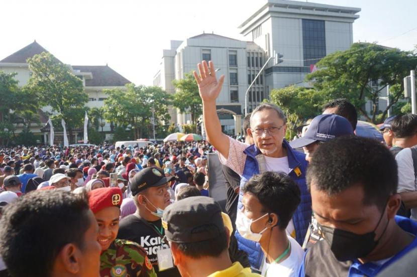 Menteri Perdagangan Zulkifli Hasan (rompi biru) saat mengunjungi Pasar Karang Ayu di Semarang, Jawa Tengah, Ahad (11/9/2022).