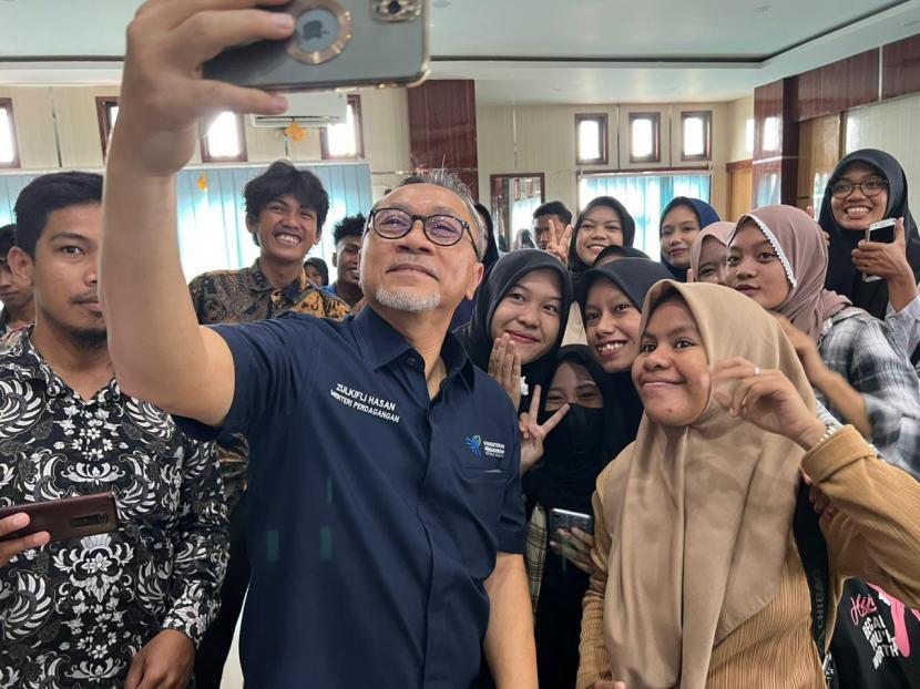 Menteri Perdagangan Zulkifli Hasan saat berswafoto bersama mahasiswa Universitas Muhammadiyah Sorong, Rabu (21/12/2022).
