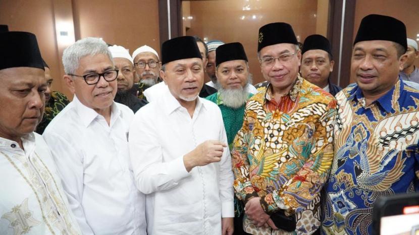 Menteri Perdagangan Zulkifli Hasan saat bertemu dengan Ketua Pimpinan Wilayah Muhammadiyah Jawa Timur Sukadiono di Ponorogo, Jatim, Ahad (25/12/2022).