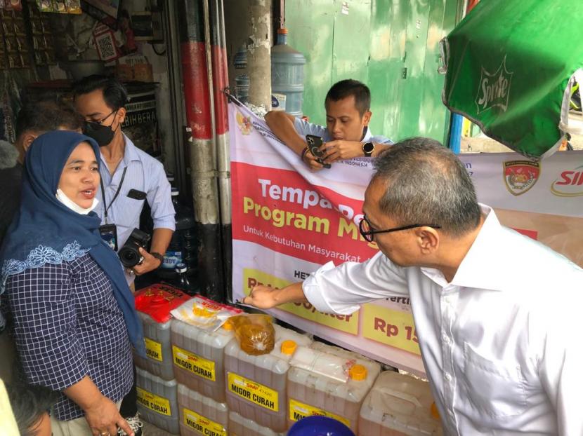 Menteri Perdagangan Zulkifli Hasan saat menggelar sidak harga minyak goreng di Pasar Klender, Jakarta Timur, Rabu (22/6/2022).