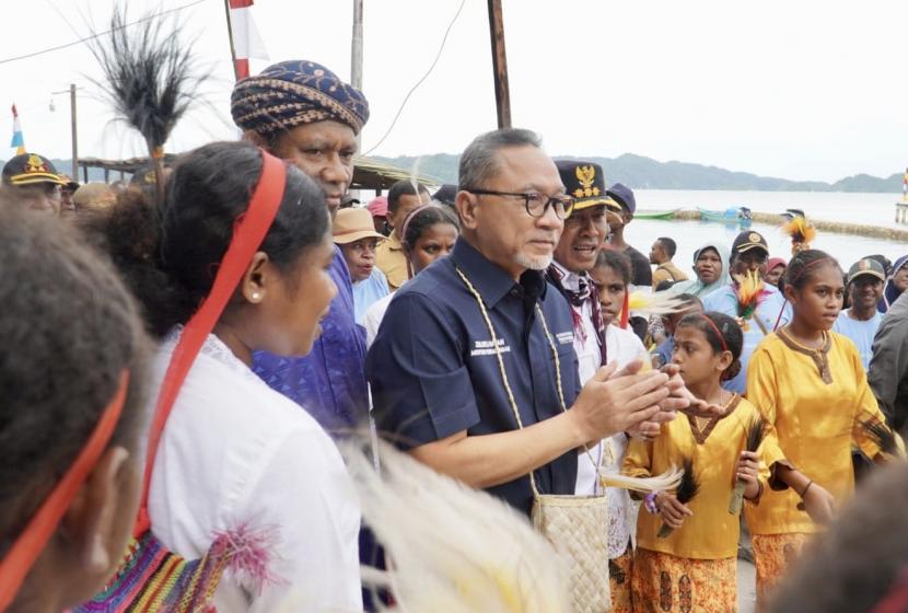 Menteri Perdagangan Zulkifli Hasan saat menghadiri Festival Budaya Berau di Fakfak, Papua Barat, Selasa (20/12/2022).