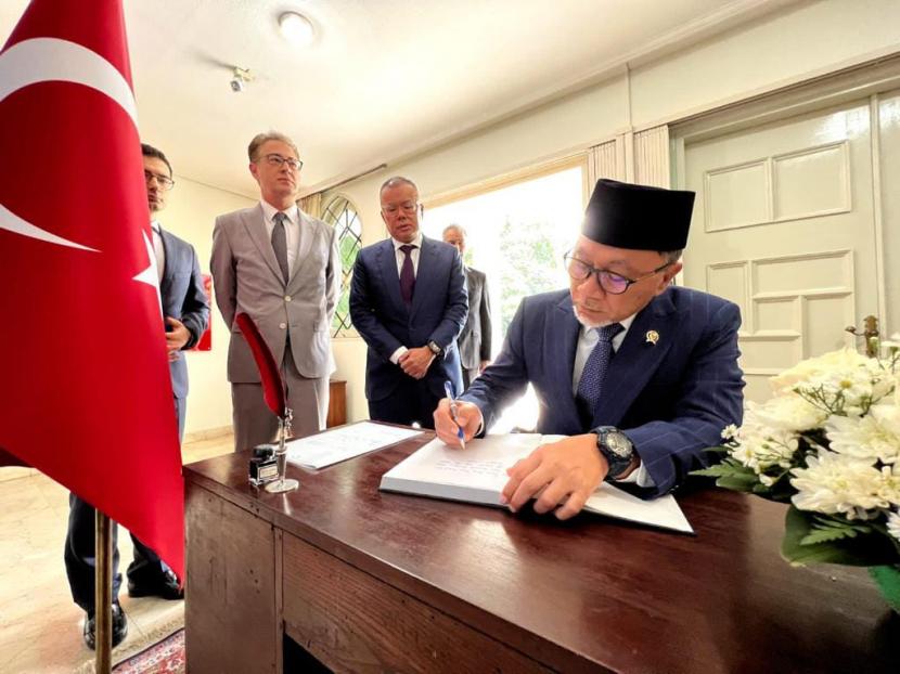 Menteri Perdagangan Zulkifli Hasan saat mengunjungi Kedubes Turki di Indonesia, Rabu (8/2/2023).