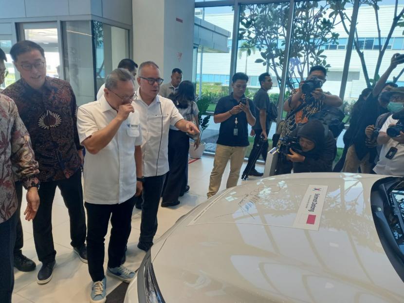 Menteri Perdagangan, Zulkifli Hasan, saat mengunjungi Pabrik Hyundai Motor Manufacturing Indonesia di Bekasi, Jawa Barat, Selasa (11/7/2023).