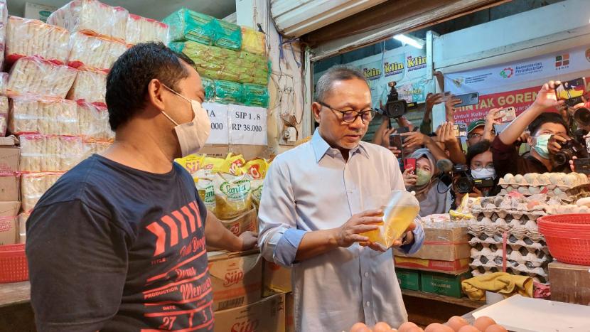 Menteri Perdagangan, Zulkifli Hasan saat meninjau harga bahan pokok di Pasar Cibubur, Jakarta Timur, Kamis (16/6/2022). 