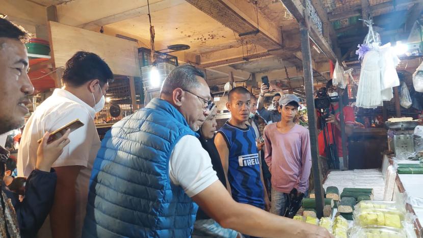 Menteri Perdagangan, Zulkifli Hasan, saat meninjau harga bahan pokok di Pasar Cibinong, Bogor, Jumat (22/7/2022). 