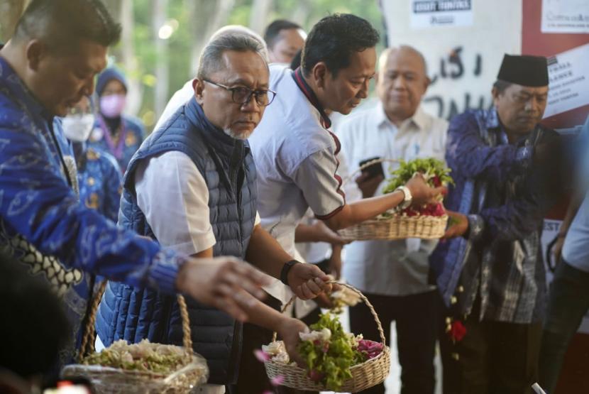 Menteri Perdagangan Zulkifli Hasan saat meninjau harga kebutuhan pokok di Malang, Jawa Timur, Jumat (28/10/2022).