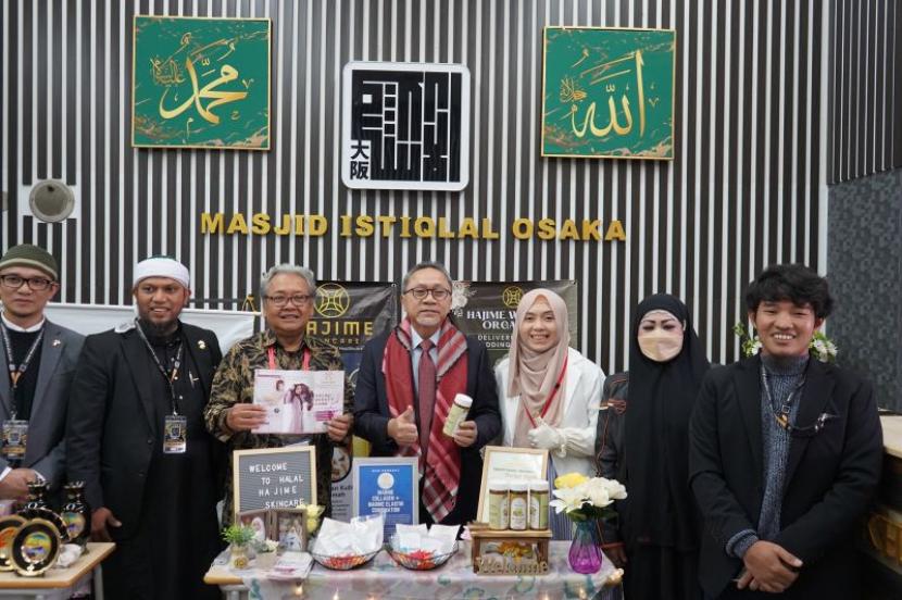 Menteri Perdagangan Zulkifli Hasan saat meninjau pelaksanaan bazar produk halal yang dilaksanakan rutin setiap bulan oleh Masjid Istiqlal Osaka (MIO), di Osaka, Jepang, pada Sabtu (28/10/2023).