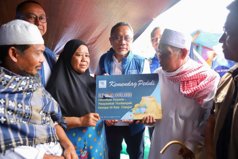 Menteri Perdagangan Zulkifli Hasan secara simbolis menyerahkan bantuan untuk warga terdampak gempa di Kabupaten Cianjur, Jawa Barat, Ahad (27/11/2022).