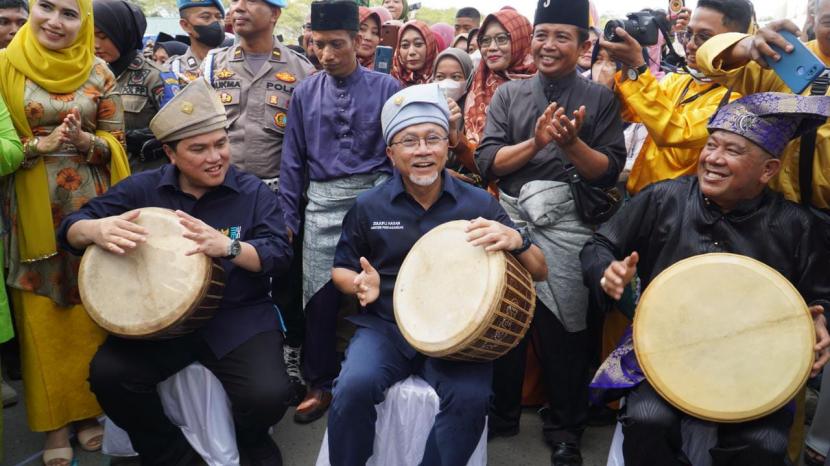 Menteri Perdagangan Zulkifli Hasan (tengah) bersama Menteri BUMN Erick Thohir (kiri) saat menghadiri HUT ke-273 Kabupaten Langkat, Sumatra Utara, Selasa (17/1/2023).