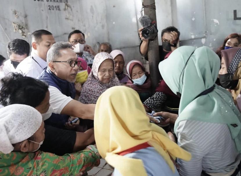 Menteri Perdagangan Zulkifli Hasan (tengah) saat berkunjung ke Pasar Gayamsari, Semarang, Jawa Tengah, Rabu (27/7/2022).