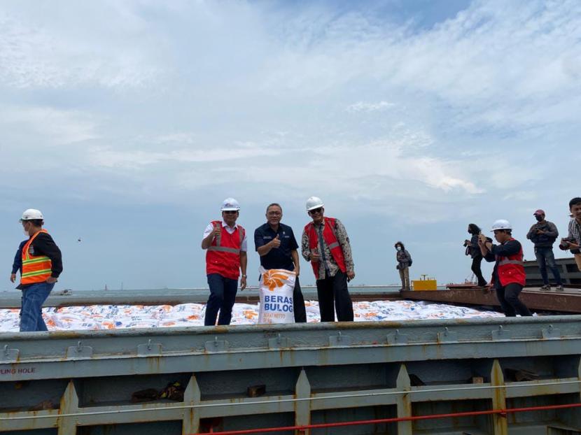 Menteri Perdagangan Zulkifli Hasan (tengah) saat melakukan sidak di Pelabuhan Tanjung Priok, Jumat (16/12/2022). Mendag mengecek beras impor yang baru tiba di Tanjung Priok.