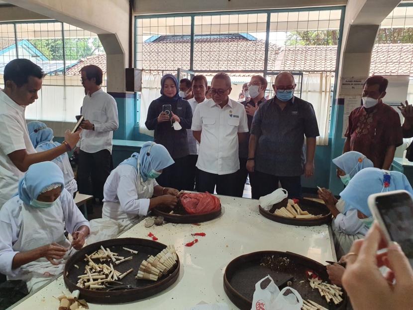 Menteri Perdagangan Zulkifli Hasan (tengah) saat mengunjungi gudang rokok di Kudus, Jawa Tengah, Rabu (28/9/2022).
