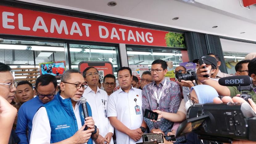 Menteri Perdagangan, Zulkifli Hasan usai meninjau harga bahan pangan pokok di toko ritel Superindo kawasan Pajajaran, Bogor, Jawa Barat, Jumat (23/12/2022).  