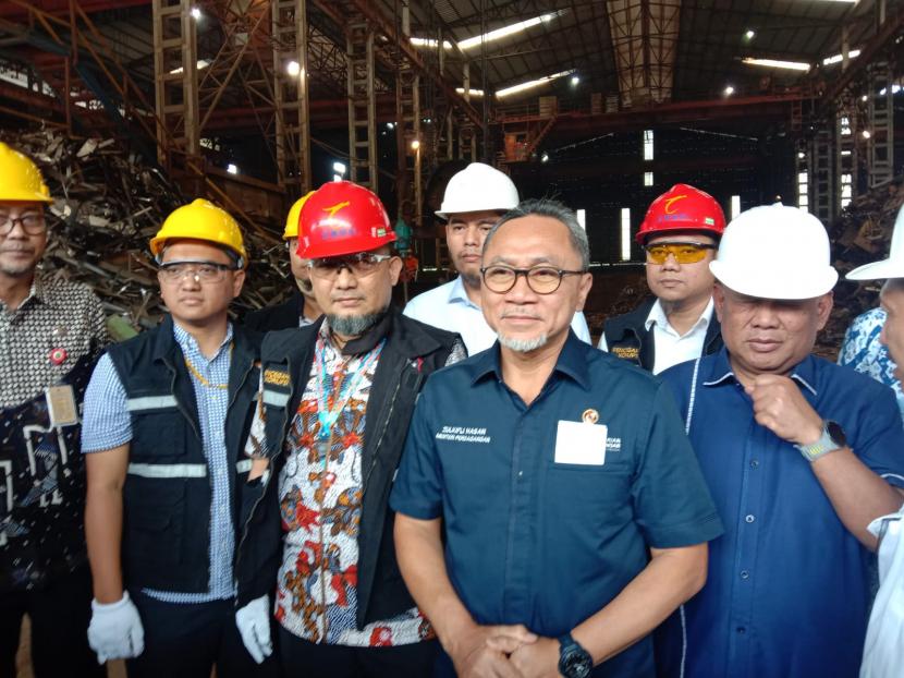 Menteri Perdagangan Zulkifli Hasan usai meninjau pemusnahan baja tulangan beton di PT Long Teng Iron and Steel, di Kabupaten Tangerang, Banten, Kamis (12/1/2023).