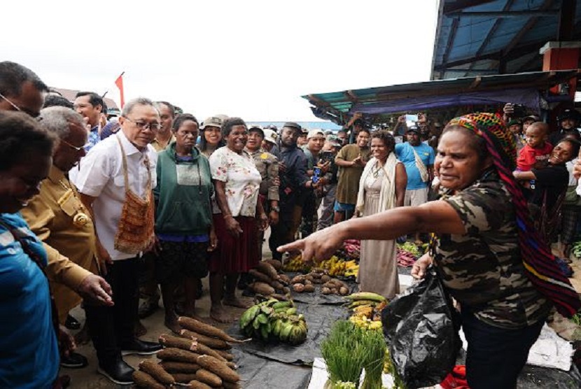 Menteri Perdagangan Zulkifli Hasan (Zulhas) meninjau harga bahan pokok (bapok) di Pasar Sentral Timika, Papua, Selasa (19/9/2023). Dia mengatakan secara keseluruhan harga bapok stabil. 