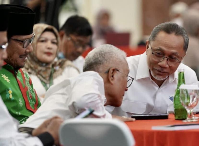 Menteri Perdagangan Zulkifli Hasan (kanan) di sela kegiatan National Leadership Camp ICMI Angkatan I, di Gedung Nusantara IV, Kompleks Parlemen, Senayan, Jakarta, Selasa (29/11/2022).