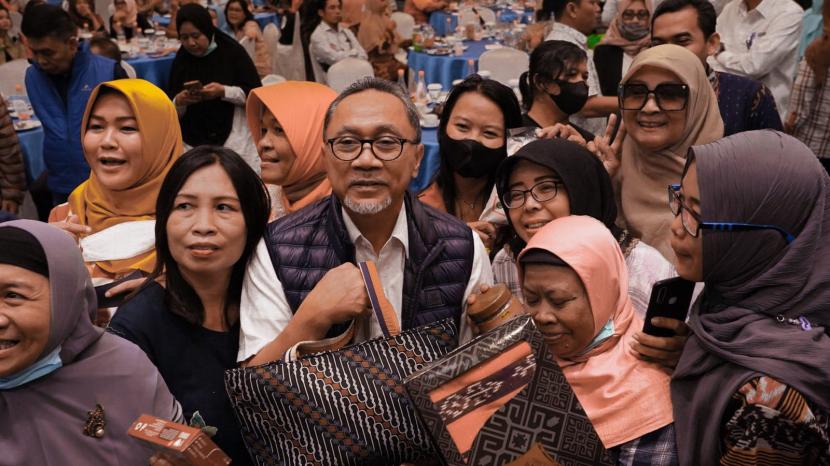 Menteri Perdagangan Zulkifli Hasan (tengah)