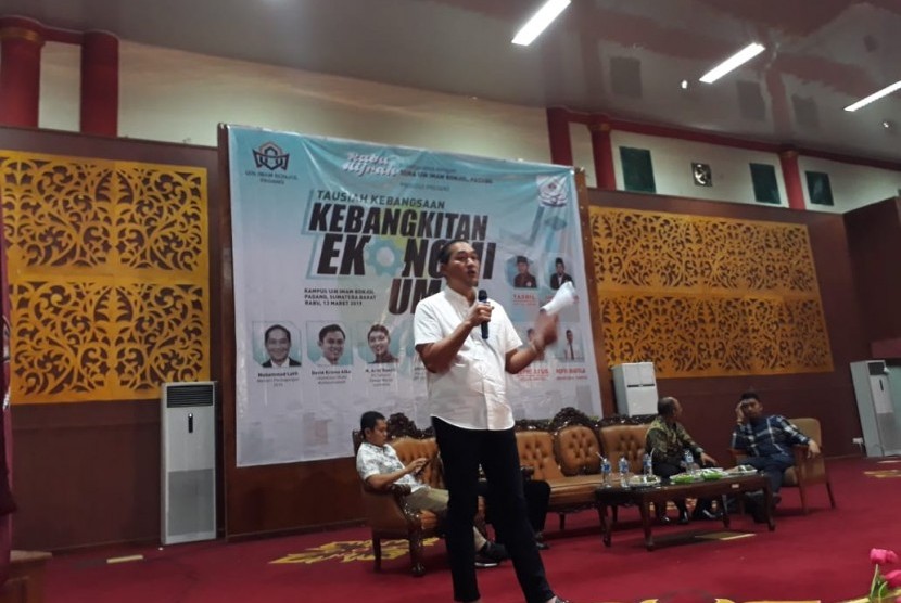 Menteri Perdangan RI 2014 Muhammad Lutfi saat menjadi pemateri di acara Rabu Hijrah dengan tema Tausiah Kebangsaan Kebangkitan Ekonomi Umat di Gedung Serba Guna Kampus Universitas Islam Negeri Imam Bonjol, Padang, Rabu (13/3).