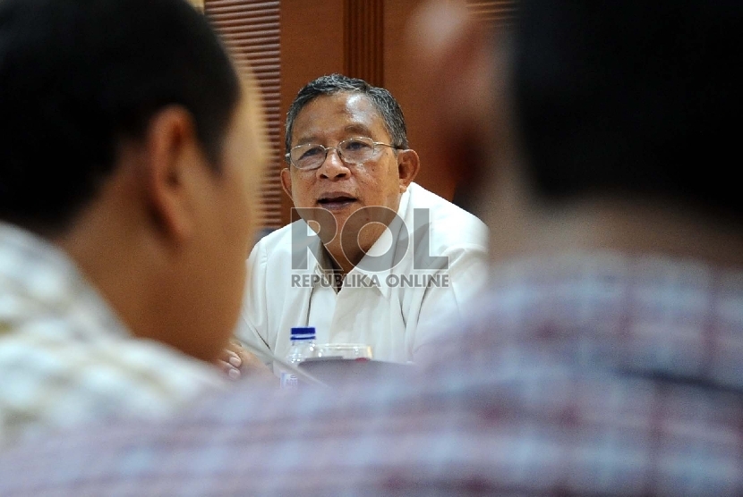  Menteri Perekonomian Darmin Nasution berbicara saat diskusi dengan awak media di kantornya, Jakarta, Rabu (9/9).