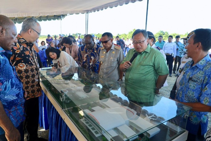 Menteri Perencanaan dan Pembangunan Nasional/Bappenas, Bambang Brodjonegoro meninjau lokasi pembangunan Bandara Nabire Baru di Kalidiri, Nabire, Provinsi Papua, Kamis (8/8).