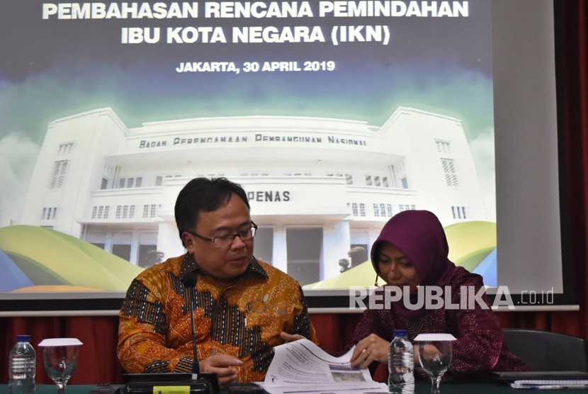 Menteri Perencanaan Pembangunan Nasional/Kepala Badan Perencanaan Pembangunan Nasional (Bappenas) Bambang Brodjonegoro (kiri) bersiap memberikan keterangan kepada pers mengenai pembahasan rencana pemindahan ibukota negara di Jakarta, Selasa (30/4/2019). 