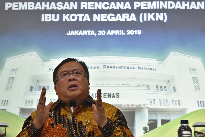 Menteri Perencanaan Pembangunan Nasional/Kepala Badan Perencanaan Pembangunan Nasional (Bappenas) Bambang Brodjonegoro memberikan keterangan kepada pers mengenai pembahasan rencana pemindahan ibukota negara di Jakarta, Selasa (30/4/2019).