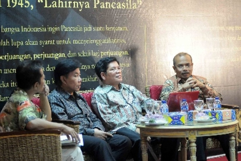 Menteri Perencanaan Pembangunan Nasional/Kepala Bappenas Andrinof Chaniago (kanan).
