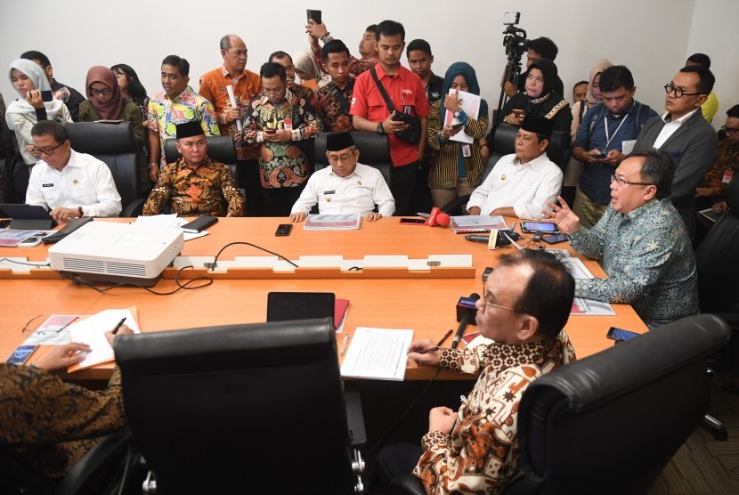 Menteri Perencanaan Pembangunan Nasional/Kepala Bappenas Bambang Brodjonegoro (kanan) memaparkan rencana pemindahan ibu kota dalam sebuah diskusi di Jakarta, Senin (6/5/2019).