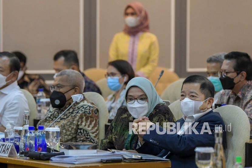 Menteri Perencanaan Pembangunan Nasional (PPN)/Badan Perencanaan Pembangunan Nasional (Bappenas) Suharso Monoarfa (kanan) mengikuti rapat panitia kerja dengan Panitia Khusus (Pansus) Rancangan Undang-Undang Ibu Kota Negara (RUU IKN) di Kompleks Parlemen, Jakarta, Kamis (13/1/2022). Rapat Panitia Kerja (Panja) tersebut untuk mendengarkan laporan dari tim perumus (timus) dan tim sinkronisasi (timsin) yang menyangkut kepindahan Ibu Kota Negara. 