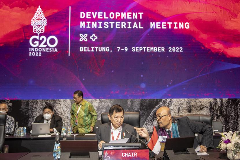 Menteri Perencanaan Pembangunan Nasional/Kepala Bappenas Suharso Monoarfa (kiri) memimpin jalannya pertemuanG20 Development Ministerial Meeting (DMM) 2022 di Tanjungpandan, Belitung, Kepulauan Bangka Belitung, Kamis (8/9/2022). Dalam pertemuan tersebut membahas mengenai pemetaan untuk pemulihan dan ketahanan yang lebih kuat di negara berkembang pulau kecil, berkembang dan tertinggal serta pernyataan visi menteri G20 tentang multilateralisme untuk dekade aksi SDGs.