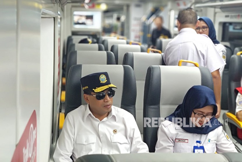 Menteri Perhubunga Budi Karya Sumadi memberikan pernyataan mengenai perkembangan Kereta Api Bandara Internasional Soekarno-Hatta (Soetta) yang mulai diuji coba hari ini dan memantau posko mudikndi bandara tersebut, Rabu (19/6). 