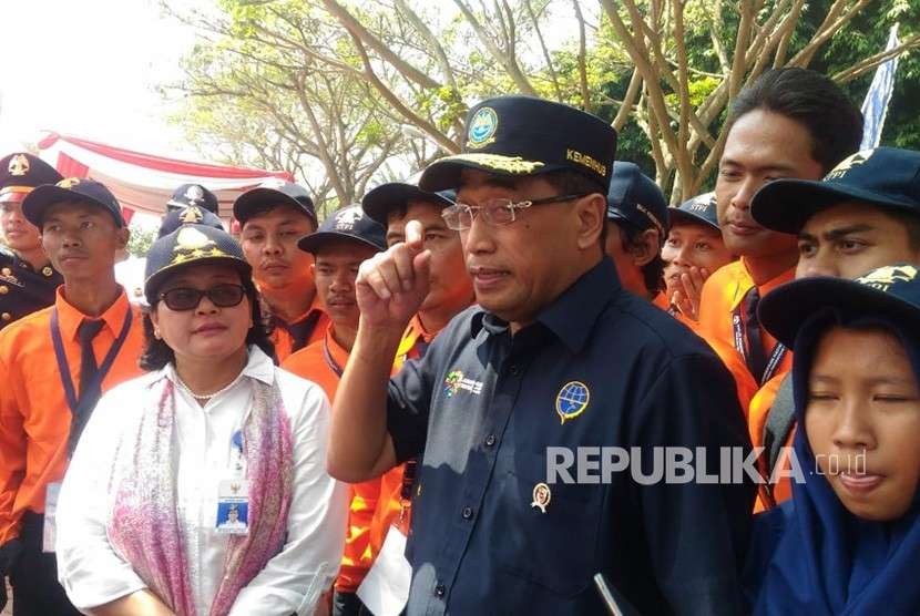 Menteri Perhubungan, Budi Karya Sumadi berada di tengah-tengah peserta Pendidikan Kilat (Diklat) BP2IP Tangrang dan STPI Curug, Sabtu (11/8).