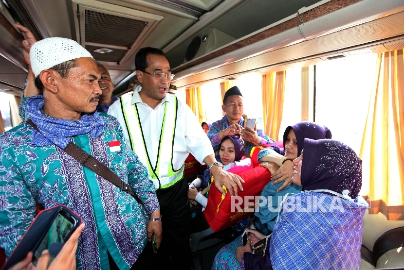 Menteri Perhubungan, Budi Karya Sumadi berbincang dengan Jamaah Calon Haji di sela melakukan pengecekan pesawat angkutan haji di Bandara Soekarno Hatta,Tanggerang, Banten, Kamis (3/8).