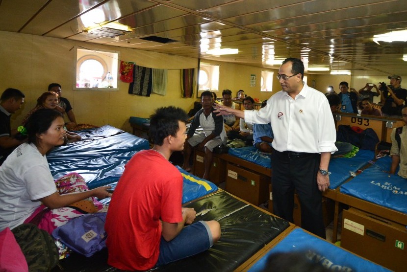 Transportation Minister Budi Karya Sumadi was talking to lebaran traveled in the Labobar ship route Balikpapan-Surabaya at Semayang harbor, Balikpapan, East Kalimantan, Saturday (June 17).
