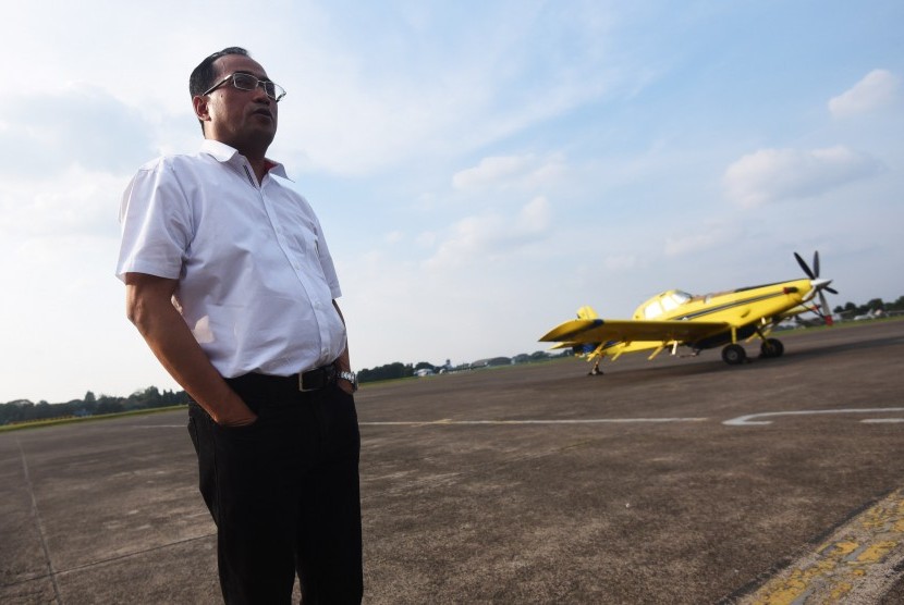 Menteri Perhubungan Budi Karya Sumadi berdiri di tepi landasan pesawat saat meninjau terminal pemberangkatan haji di Lanud Halim Perdanakusuma, Jakarta, Minggu (31/7). 