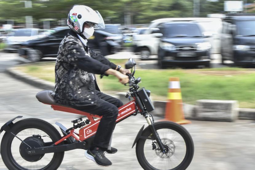Menteri Perhubungan Budi Karya Sumadi berkeliling menggunakan motor listrik. Budi mengatakan, penggunaan teknologi di sektor transportasi menunjang pembangunan berkelanjutan.