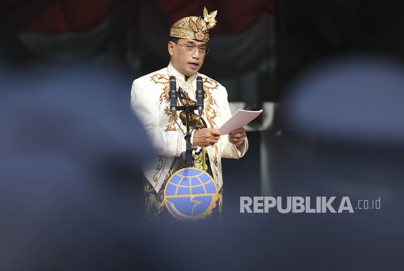 Menteri Perhubungan Budi Karya Sumadi berpidato pada upacara peringatan Hari Perhubungan Nasional di halaman Kantor Kementerian Perhubungan di Jakarta, Selasa (17/9/2019). 