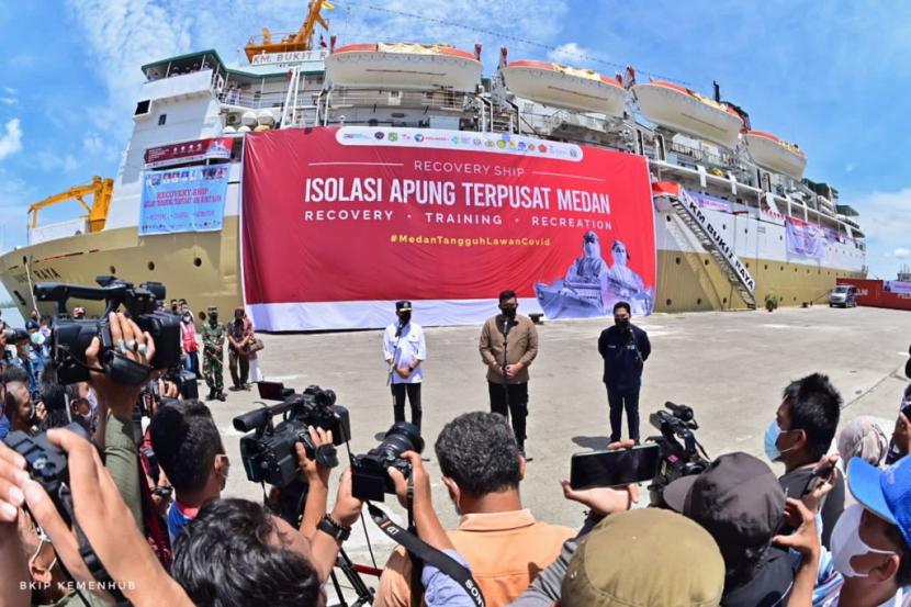 Menteri Perhubungan Budi Karya Sumadi bersama Menteri BUMN Erick Thohir meninjau pelayanan isolasi terpusat (isoter) terapung KM Bukit Raya, di Pelabuhan Belawan Medan, Sabtu (21/8). 