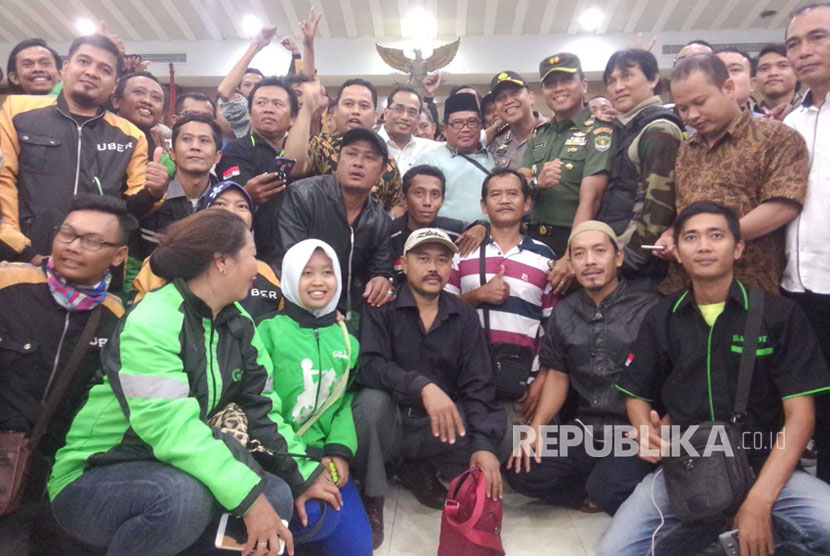 Menteri Perhubungan Budi Karya Sumadi bersama Wali Kota Tangerang Arief R. Wismansyah, , lakukan foto bersama dengan para sopir angkutan umum reguler dan daring. 