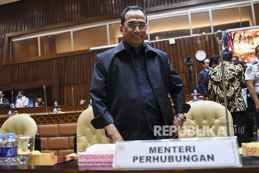 Menteri Perhubungan Budi Karya Sumadi bersiap mengikuti rapat kerja dengan Komisi V DPR di Kompleks Parlemen, Senayan, Jakarta, Senin (3/9).