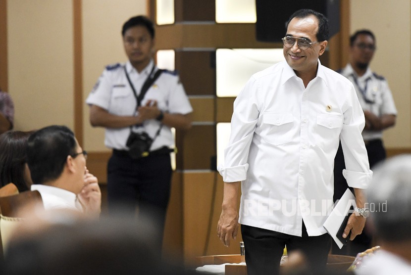 Menteri Perhubungan Budi Karya Sumadi bersiap menyampaikan pemaparan saat jumpa pers akhir tahun Kementerian Perhubungan di Jakarta, Kamis (5/12/2019). 