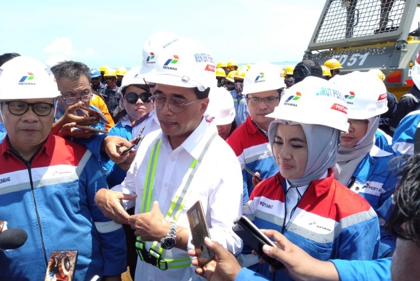 Menteri Perhubungan Budi Karya Sumadi dan Direktur Utama Pertamina Nicke Widyawati meninjau Kilang Pertamina Grass Root Refinery (GRR) Tuban, Jawa Timur. 